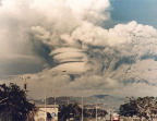 Мощное извержение вулкана Пинатубо 1991 года и озеро, образовавшееся в его кратере после